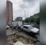 На улице Дачной в Новосибирске в размытую дождем яму провалился автомобиль - КП-Новосибирск