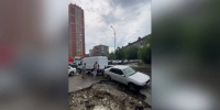 На улице Дачной в Новосибирске в размытую дождем яму провалился автомобиль - КП-Новосибирск
