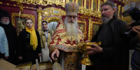 Архимандрит Тихон (Затёкин) освятил серебряные крестики для воинов СВО - Вознесенский печерский мужской монастырь