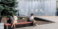 Фото: как петербуржцы отдыхают у фонтанов на Московской площади - Spbdnevnik.ru