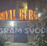 Фото: Скриншот | Во Владивостоке вывеска Royal Burger обосновалась на подъезде - PrimPress.Ru
