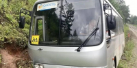 Пожилой водитель вез 29 детей из Красноярска в лагерь и съехал в кювет - Наш Красноярский край