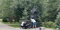 Памятник Высоцкому в Омске закрыли мешком - СуперОмск