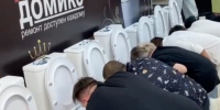 Скандальный конкурс в Ставрополе: участники 10 часов сидят на унитазах и пьют из них игристое - Bloknot-Stavropol.Ru