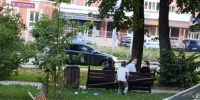 Подростки ломают скамейки в сквере на улице Ивана Сусанина в Костроме - Интернет-телевидение Логос