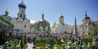 Митрополит Матфей сослужил Патриарху Кириллу за Божественной Литургией в Свято-Троицкой Сергиевой лавре - Pln-Pskov.Ru