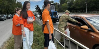 В Ростовской области волонтеры поят водой автомобилистов  в очередях  на заправках - Панорама