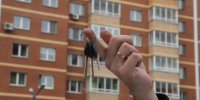 В Томске семья пенсионеров получила 2-комнатную квартиру взамен аварийного дома - Комсомольская Правда
