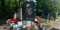 Фанаты пришли на могилу Михаила Горшенева в годовщину смерти кумира - Санкт-Петербург.ру