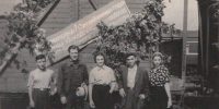 Первая поездка на целину, перед отправкой поезда. 2-й слева Карташов А.М. Брянск. 1956г. - Государственный архив