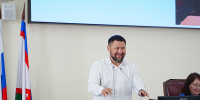 Евгений Григорьев вручил премии учителям, подготовившим стобалльников по результатам ЕГЭ-2026 - Администрация г. Якутск