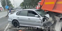 Subaru на скорости влетел в бензобак КАМАЗа на остановке «Звездная» в Новосибирске - Сиб.фм