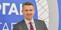 Вице-губернатор Курганской области Алексеев покосил траву на ярмарке - Область 45