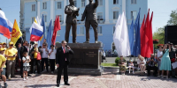 Череповец отметил День металлурга: были торжественно открыты памятник Сталину и Бардину и благоустроенный сквер - Региональное Агентство Новостей