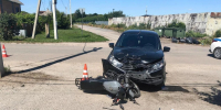 Двое подростков на мопеде попали в аварию с «Ладой Грантой» - Gorod48.ru
