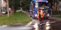Жаркую середину лета дорожники сопровождали водными процедурами - Комитет по благоустройству