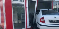 Тройное ДТП в Краснодаре: Skoda после удара врезалась в торговую точку - Газета Кубань Сегодня