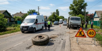 Внезапный удар оторвавшегося колеса грузовика отправил саратовца в больницу - SaratovNews.Ru