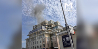 Стройматериалы загорелись на крыше дома на Страстном бульваре в Москве - M24.Ru