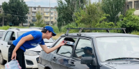 Волонтёры раздают питьевую воду астраханцам на АЗС - Единая Россия