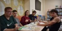 Участники стройотрядов на мастер-классе по росписи шоперов - ЦГБ г. Северска