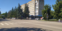 В Ртищево гонщик на красной Mazda чуть не сбил пешеходов на скорости 120 км/ч - Общественное мнение