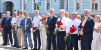В 90-ю годовщину со дня легендарного беспосадочного полета экипажа Валерия Чкалова депутаты Законодательного Собрания возложили цветы к его памятнику - Законодательное Собрание