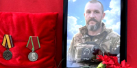 Погибшего на СВО Юрия Гурова проводили в последний путь в Тихвине - ЛенТВ24