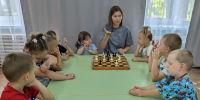 Пешки, ладьи и живые фигуры: день шахмат в детском саду станции Карамыш. - Красноармейский район