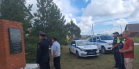 Сотрудники и ветераны ОМВД почтили память погибшего при исполнении служебных обязанностей инспектора ДПС Владимира Подберезного - Варненский район