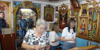В храме женщины поставили свечи и помолились за своих родных. - УФСИН по Алтайскому краю