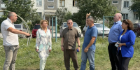 В микрорайоне Подгорный проверили ход строительства спортивной площадки - Город Искитим
