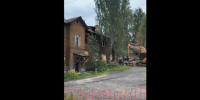 тяжелая техника сносит старый дом - Петрозаводск говорит