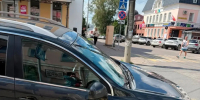 Легковушка провалилась в яму на Театральной в Калуге - Телерадиокомпания Ника
