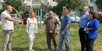 Участники выездного совещания обсудили строящуюся спортплощадку и будущее благоустройство. Фото со страницы vk.ru/iskitim_nso - Законодательное собрание