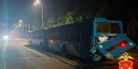 В селе Берёзово на остановке столкнулись бетономешалка и рейсовый автобус - ГТРК Кузбасс