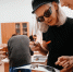 Участники фестиваля разглядывают работы на фестивале печатной графики.. - Администрация г. Вологда