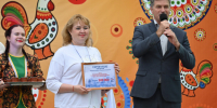 Грант вручает директор по социальным вопросам АО «ОМЗ» С.Ю. Курков. - Нагорский муниципальный район