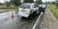 Водитель легковушки в Новгородском округе врезался в другую машину и дорожный знак - Новгородские Ведомости