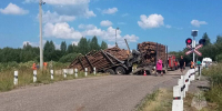 В Верхнекамском округе столкнулись лесовоз и поезд: водителя грузовика зажало - VyatkaKirov.Ru