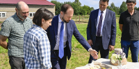 22.07.2026 | Виталий Королев посетил ферму семьи Фого, которая производит итальянские сыры в Тверской области - Главное управление по архивному делу