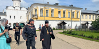 Представители мотоклуба «Ночные волки» посетили Спасо-Прилуцкий монастырь - Вологодская епархия