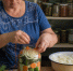 Огурцы по-польски с луком и морковью: та самая закуска, которую закрываешь «на потом», а съедаешь сразу - Pg12.Ru