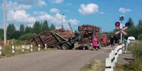 Водителя фуры зажало в кабине после ДТП с поездом - Kirov.Online