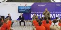 Герой России рассказал красноярским юнармейцам, как после ранения начал писать стихи - 1-LINE