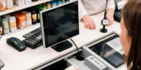 продавец супермаркета, кассир, изображение ГигаЧата - О чём Говорит Смоленск