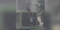 Шокирующее видео с катающимися на крыше автобуса детьми сняли в Кирове - ProGorod.Ru