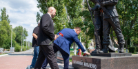 Начало визита с памяти о Героях. - Администрация