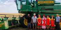 Культурный десант на жатву: артисты Денисовского СДК выступили для тружеников поля - Газета Рассвет
