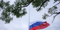 Российский флаг на 50-метровом флагштоке подняли в Пскове в День города - Собрание депутатов